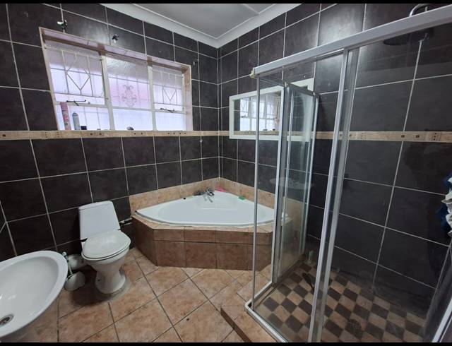 3 BEDROOM FREEHOLD TO LET IN ILLIONDALE